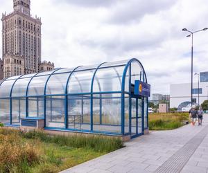 Wiaty z lat 90. nad wejściami do stacji metra Centrum w Warszawie