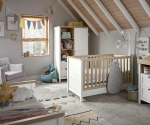 Przytulny pokój dla niemowlaka – biel i drewno