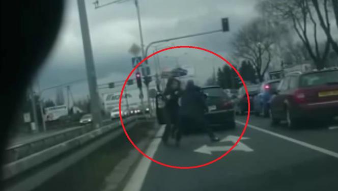Ostra BIJATYKA przed światłami w Warszawie: Piękna walka ...