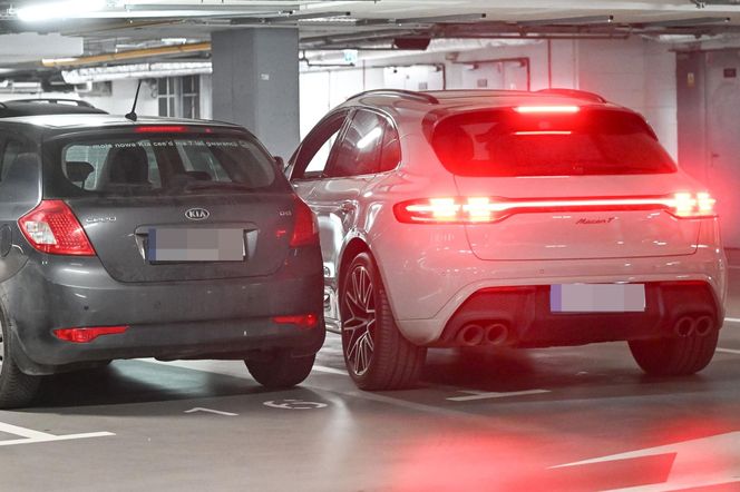 Roxie Węgiel -  tajemniczy fotelik w limuzynie