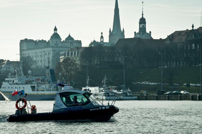 Chcesz się poczuć jak w serialu Odwilż? Szczecińska policja zaprasza... na łódź!