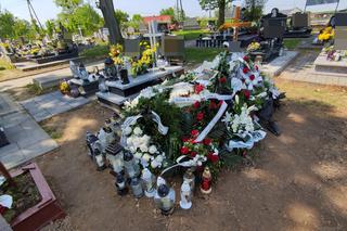 Jakub spoczął w grobie z ojcem, tuż obok brata. Wśród kwiatów jest wieniec od ukochanej, która ledwo przeżyła wypadek