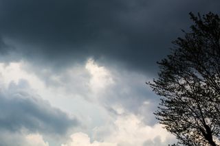 Prognoza pogody na niedzielę i poniedziałek. Możliwe burze i opady śniegu