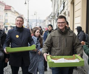 Szymon Hołownia rozdaje pączki