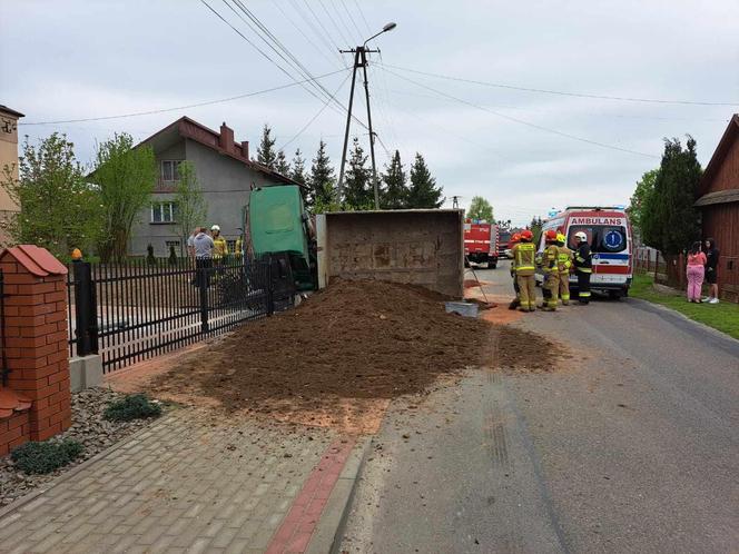 Wola Radłowska. Ciężarówka z ziemią zderzyła się z bmw i przewróciła na bok. Cztery osoby są ranne