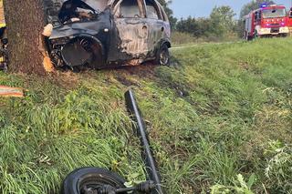 Koszmarny wypadek na DW 310 w Wielkopolsce. Mężczyzna spłonął w aucie