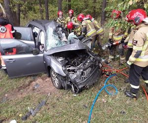 Piotrków Trybunalski. Śmiertelny wypadek kierującej saabem. Zginęła na oczach dzieci [ZDJĘCIA].