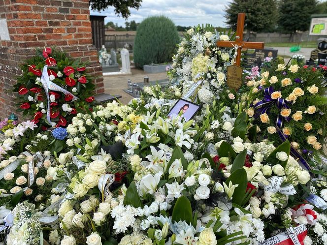 Przejmujący widok na grobie Jakuba Pracharczyka. 20-latek zginął w katastrofie awionetki