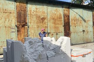 Rzeźba „Spotkanie”, której autorem jest Norbert Delman, powstała dzięki współpracy Żydowskiego Instytutu Historycznego i HOS Gallery