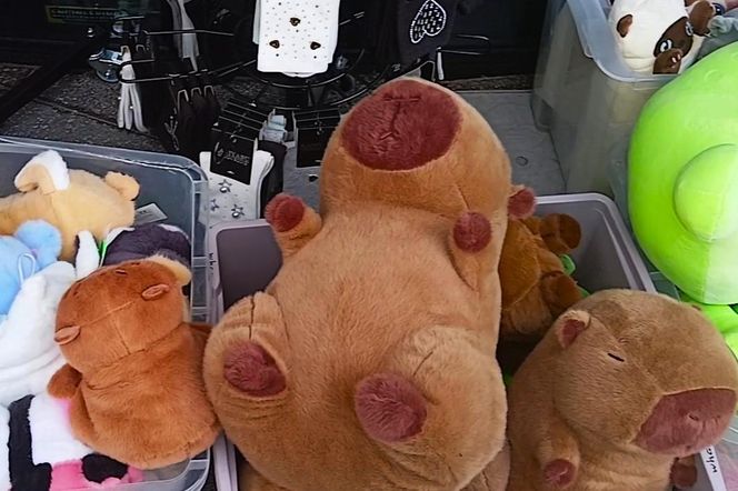 Wakacyjne pamiątki na straganach w nadmorskich kurortach