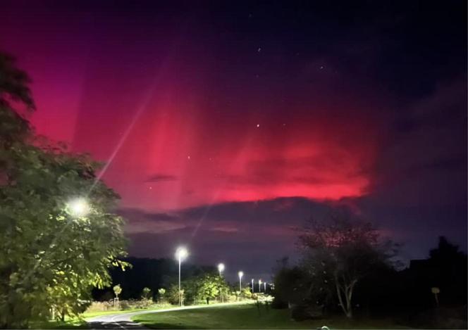 Zorza polarna nad Dolnym Śląskiem. Fantastyczny spektakl na niebie [ZDJĘCIA]