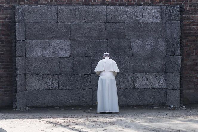 Papież Franciszek na terenie byłego obozu Auschwitz-Birkenau