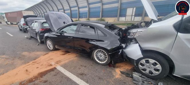 Karambol na S8 w Warszawie. Lądował śmigłowiec LPR. Zderzenie ośmiu pojazdów przed mostem