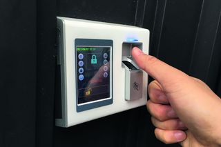 Okucia drzwiowe w obiektach komercyjnych