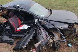 Śmiertelny wypadek pod Kutnem! Rozerwany na strzępy opel znaleziony na polu [ZDJĘCIA]