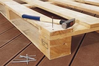 Kanapa z palet - jak zrobić? Meble z palet na balkon w bloku DIY