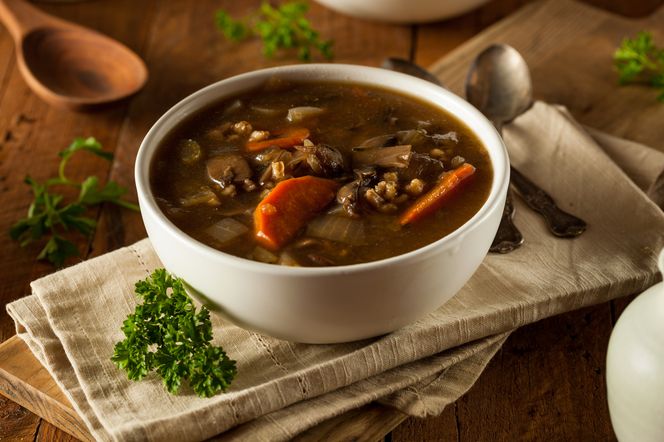 Zupa grzybowa po polsku: z kaszą