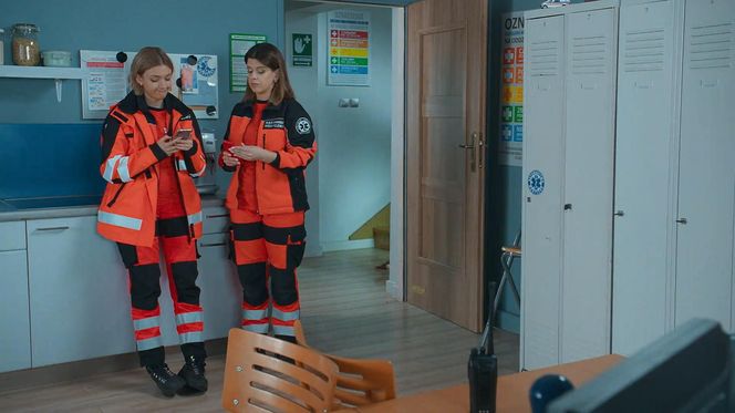 Na sygnale, odc. 733 po wakacjach. Britney (Paulina Zwierz), Martyna (Monika Mazur)