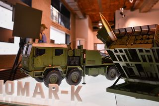 Grupa WB i Hanwha Aerospace podpisały kluczową umowę. Pozwoli na rozwój i produkcję pocisków rakietowych w Polsce 