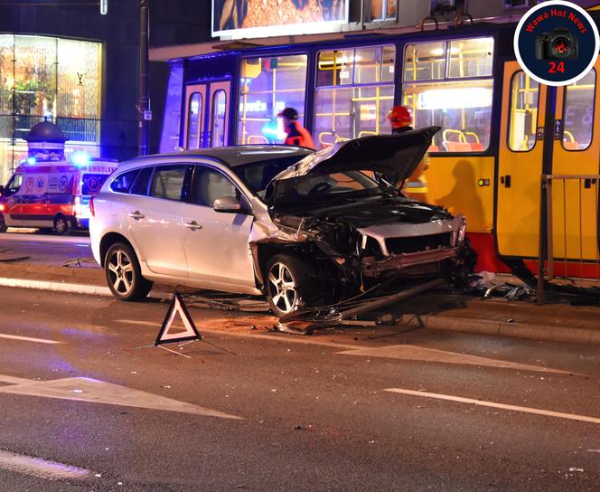 Koszmarne zderzenie audi, volvo i tramwaju. Totalna demolka na przystanku