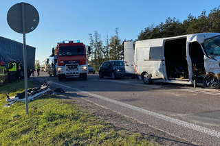 Lubelskie: Zderzenie busa i ciężarówki. Młody mężczyzna w ciężkim stanie trafił do szpitala