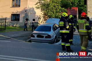 Brzeźnica. 24-letni kierowca bmw roztrzaskał się na dwóch ogrodzeniach