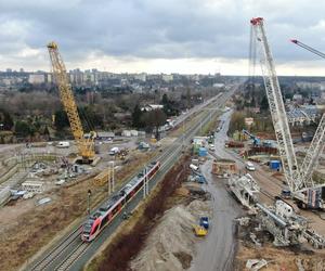 650-tonowa maszyna TBM do drążenia tuneli w Łodzi jest przenoszona w inne miejsce. Zdjęcia z budowy