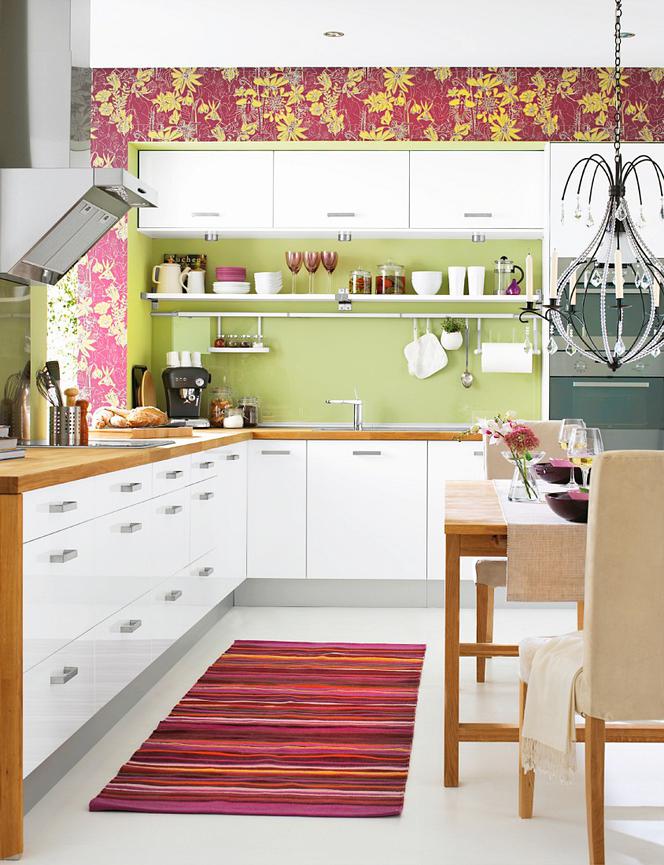 Zielone i różowe ściany w białej kuchni