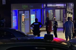 Atak nożownika na Woli. Ranny przebiegł kilkaset metrów i padł na ziemię. Zatrzymali jedną osobę, trwa akcja policji