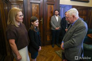 Nie każdy bohater nosi pelerynę. 13-latka z Krakowa nagrodzona za wzorową postawę 