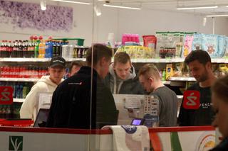 Reprezentanci Polski na zakupach w centrum handlowym w Warszawie