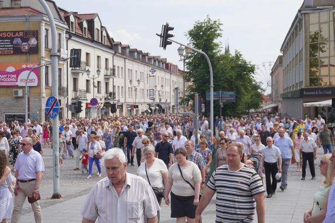 Boże Ciało 2024. Tłumy wiernych przeszły w procesji ulicami Białegostoku