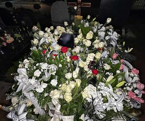 Grób 16-letniej Mai zasypały białe kwiaty. Zdjęcie nastolatki łamie serca!