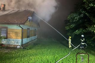 Potężny pożar w Kąśnej Dolnej. Ponad 50 strażaków gasiło płonący drewniany dom