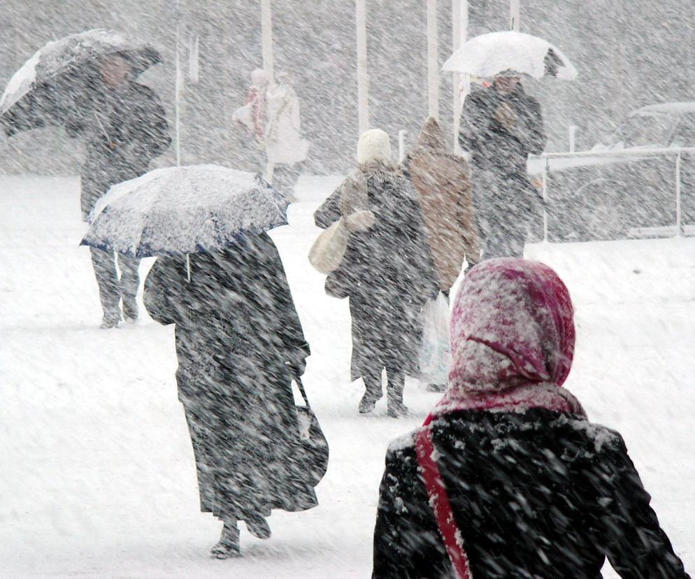 Groźne wichury dołączają do śnieżyc i deszczów! Pogodowe szaleństwo za oknami [Prognoza IMGW na 1.02.2024]