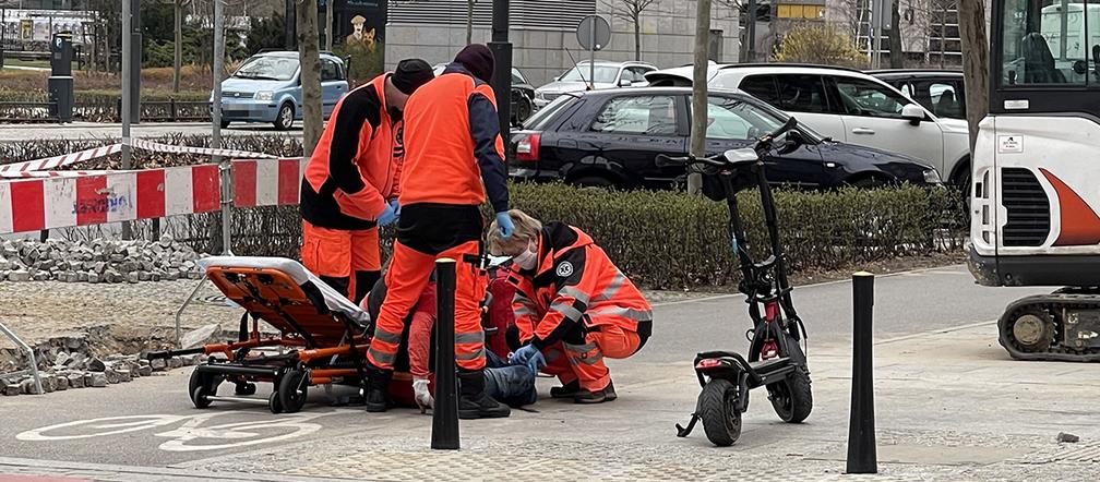 Staranował hulajnogę, uciekł i wrócił. Wypadek w samym centrum Warszawy 