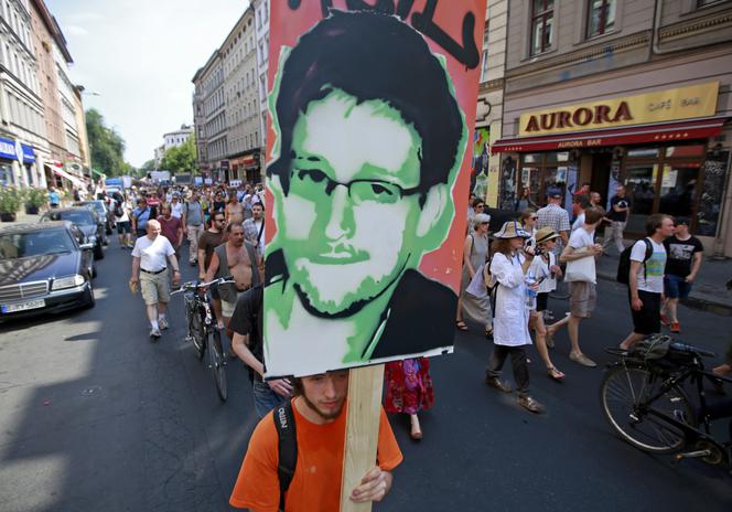 snowden (2)