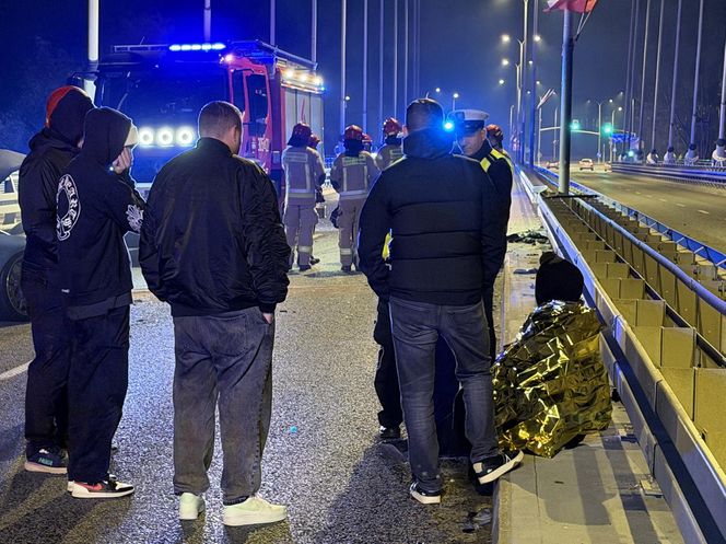 Sportowy mercedes warty 1,5 miliona roztrzaskany na moście Świętokrzyskim