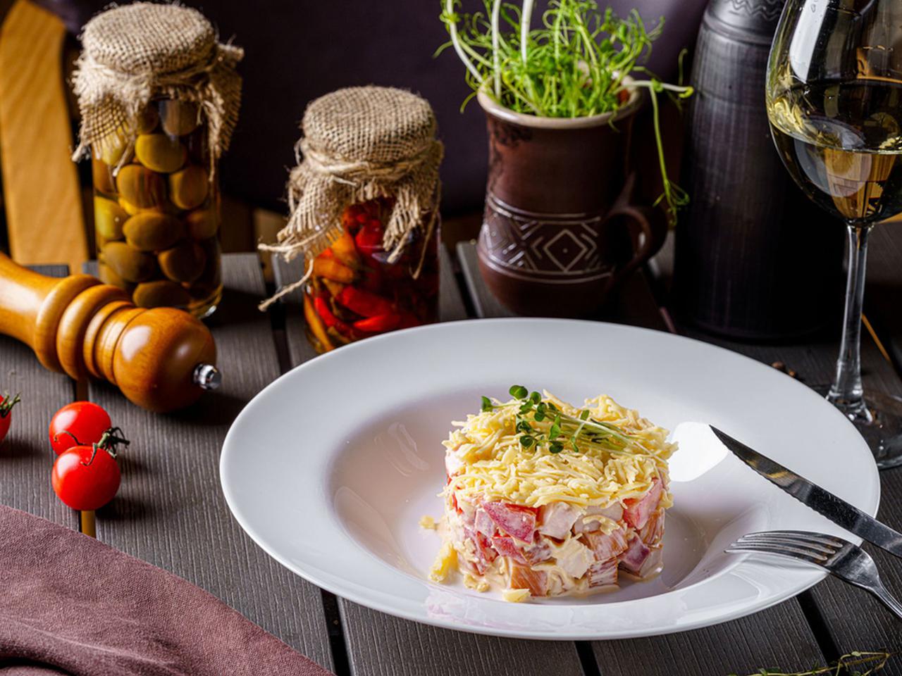 Sałatka Carmen - smaczna i prosta sałatka z kurczakiem, pomidorami i serem