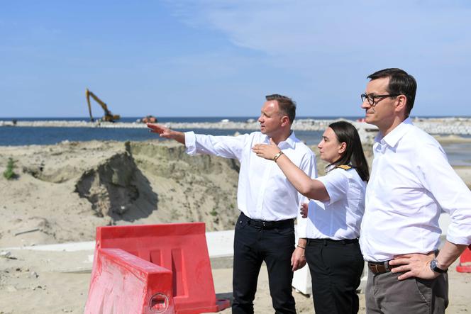 Prezydent Andrzej Duda i premier Mateusz Morawiecki na budowie przekopu Mierzei Wiślanej w Skowronkach 