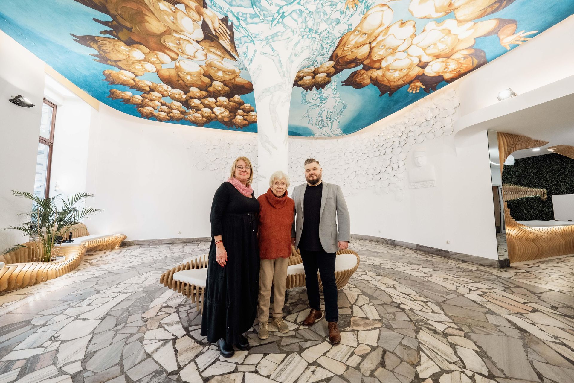 Galeria pod Plafonem i strefa wejściowa Dolnośląskiej Biblioteki Publicznej na rynku