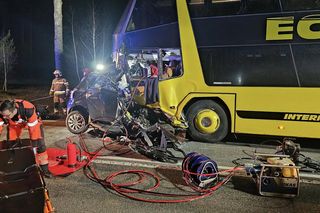Toyota wbiła się w autobus. Młody kierowca nie żyje