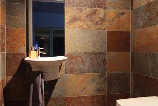 Piaskowiec jako kamień naturalny w nowoczesnej łazience