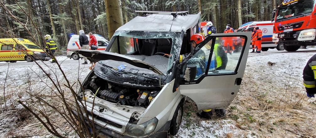 Potworny wypadek pod Krynicą-Zdrój! Nie żyje 32-latek ze Słowacji. Bus z 4 osobami rozbił się o drzewo [ZDJĘCIA]