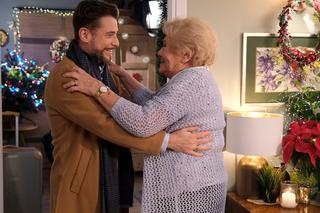 M jak miłość świąteczny odcinek specjalny. Wigilia Mostowiaków. Barbara (Teresa Lipowska), Marek (Kacper Kuszewski)