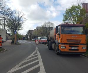 Kończy się przebudowa odcinka Dożynkowej w Lesznie. Drogowcy wylewają dziś asfalt na jezdni 