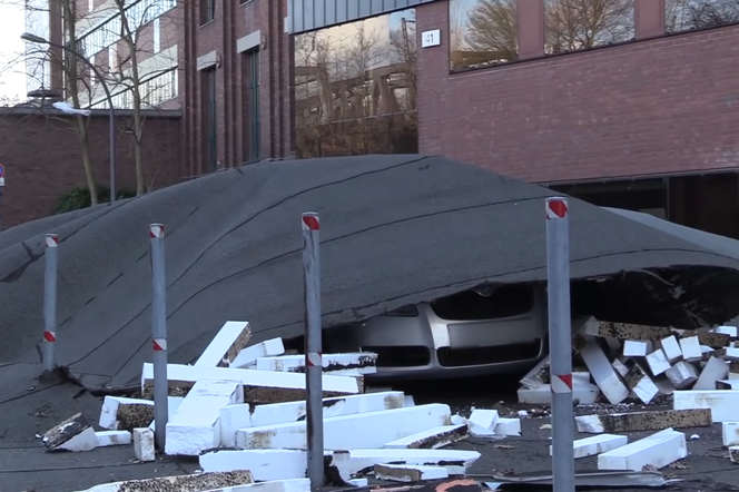W Niemczech dach spadł na Skodę Roomster