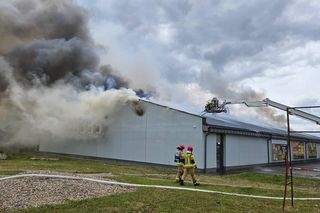 Potężny pożar Biedronki w Buku! Na miejscu 24 zastępy straży pożarnej