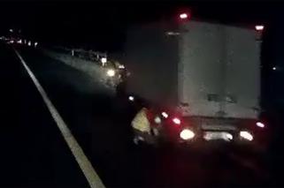 Za sekundę wjedzie w niego tir