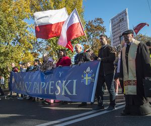 Ulicami Warszawy przeszedł Narodowy Marsz Papieski 